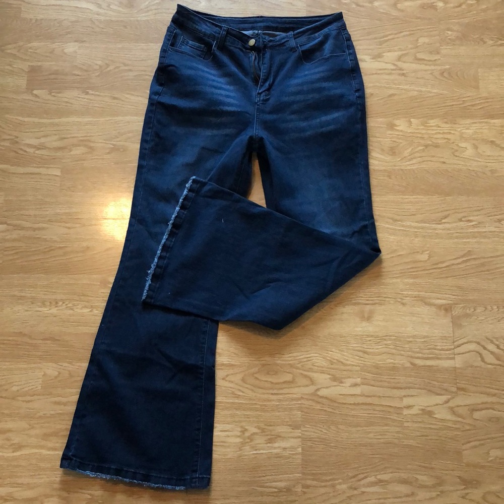 Sz Large flare jeans- prolly fit 14/16- never worn! Like new!!